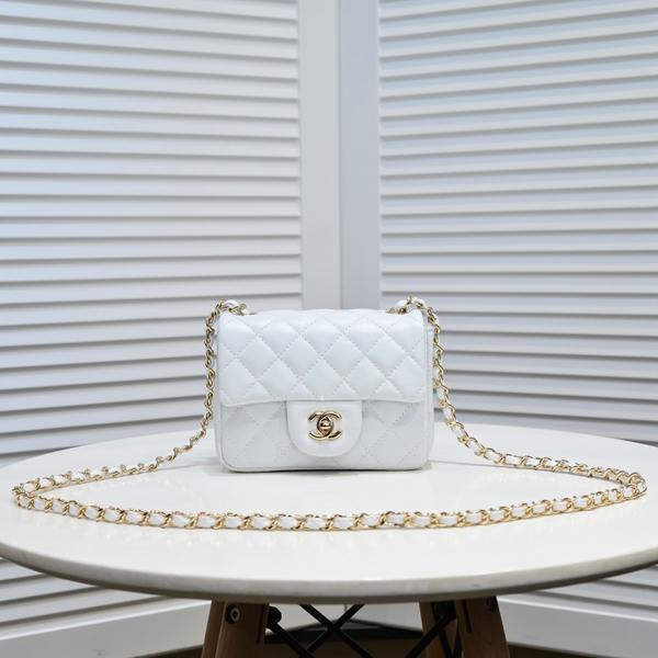 シャネルバッグ正面デザイン